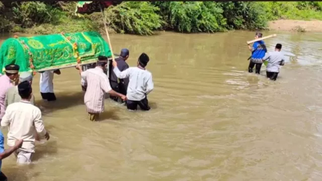Alasan Warga Jalan Kaki Menyeberangi Sungai Sambil Bawa Jenazah di Lampung - GenPI.co