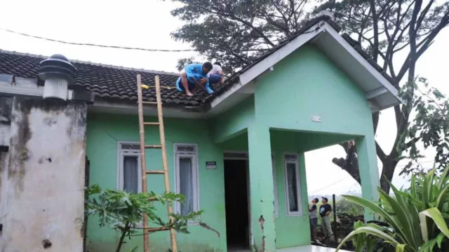 Ratusan Rumah Rusak Akibat Puting Beliung di Bandung, Jawa Barat - GenPI.co