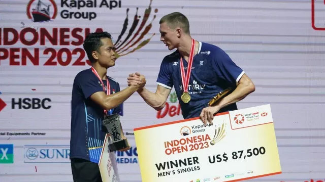 Viktor Axelsen Belum Dapat Hadiah Indonesia Open 2023, PBSI Blak-blakan - GenPI.co