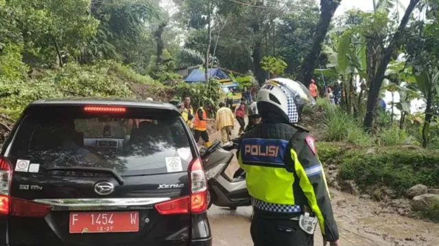 Tanah Longsor di Cianjur Tutup Akses Jalan Wilayah Selatan - GenPI.co