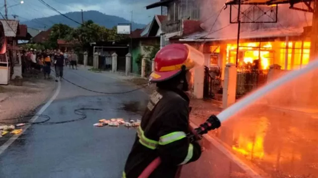 7 Bangunan Ludes Akibat Kebakaran di Padang, Kerugian Rp 3 Miliar - GenPI.co