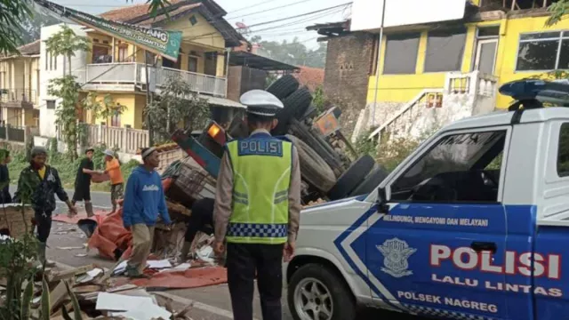 Kecelakaan di Nagreg Bandung, Truk Terguling Karena Rem Blong - GenPI.co