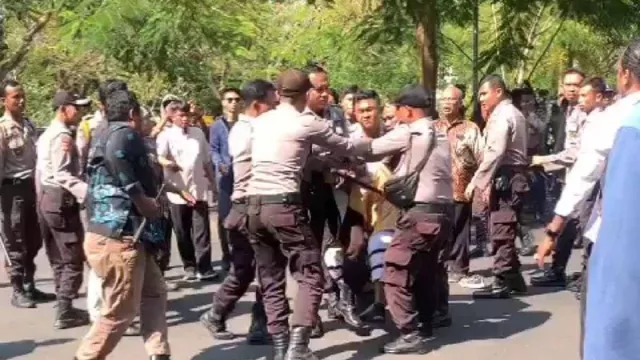 Satpam dan Pegawai Universitas Mataram Diduga Aniaya Mahasiswa Demonstran - GenPI.co