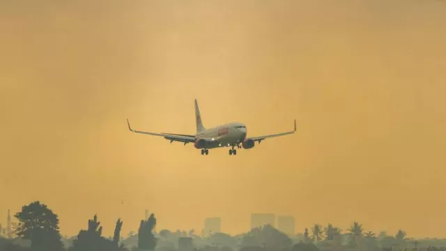 Area Bandara Syamsudin Noor Kalimantan Selatan Diselimuti Asap Karhutla - GenPI.co