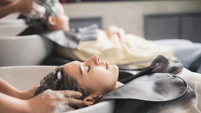 5 Cara Ampuh Merawat Rambut agar Sehat dan Berkilau, Jangan Keliru - GenPI.co