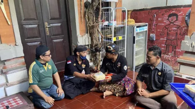 Umat Islam di Bali Gelar Tradisi Ngejot, Berbagi Daging Kurban ke Warga - GenPI.co