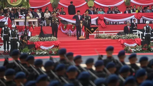 Jaga Rumput GBK, Presiden Jokowi Jalan Kaki Periksa Pasukan HUT Bhayangkara - GenPI.co