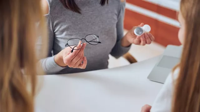 3 Tips Sederhana Membersihkan Kacamata, Jangan Sampai Salah - GenPI.co