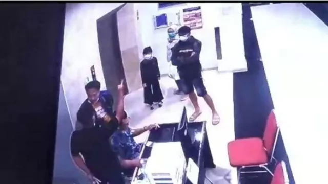 Rekaman CCTV Anggota DPRD Intimidasi Pegawai RSUD Tulungagung - GenPI.co