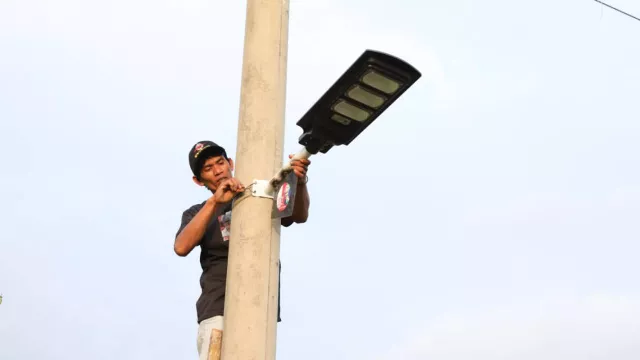 Demi Kenyamanan Warga, KST Dukung Ganjar Pasang Lampu Jalan di Pandeglang - GenPI.co