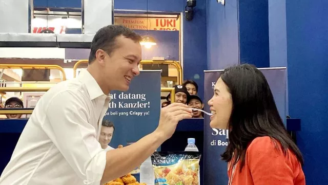Heboh Nicholas Saputra Suapi Nugget ke Fans Perempuan: I Love You! - GenPI.co