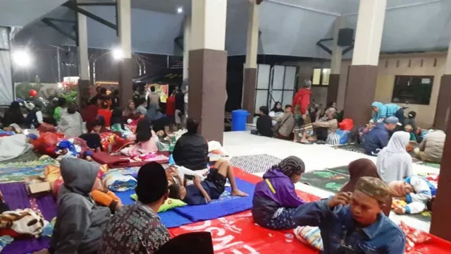 Banjir Lahar Dingin Gunung Semeru di Lumajang, Ratusan Orang Mengungsi - GenPI.co