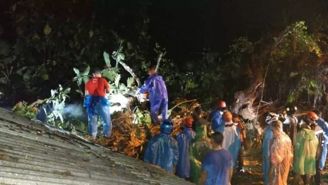 Bencana di Ambon, Rumah dan Kios Rusak Tertimpa Pohon Tumbang - GenPI.co