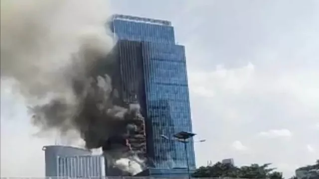 Kebakaran Hari Ini: Gedung K Link Jakarta Terbakar, Api Besar Banget - GenPI.co