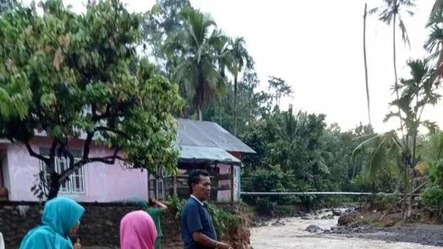 50 KK Mengungsi Akibat Bencana Banjir di Pasaman, Sumatera Barat - GenPI.co