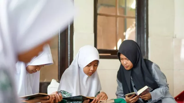 Noni, Guru Ngaji di Bandung Diterima Kuliah Gratis di UGM Yogyakarta - GenPI.co