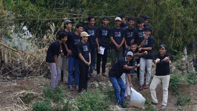 Silaturahmi, Ganjar Muda Padjadjaran Tebar Bibit Ikan di Bandung - GenPI.co