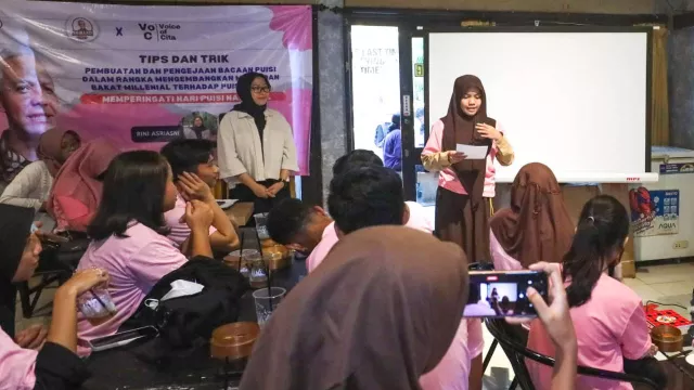 Cara Berkelas Srikandi Ganjar Memperingati Hari Puisi Nasional - GenPI.co