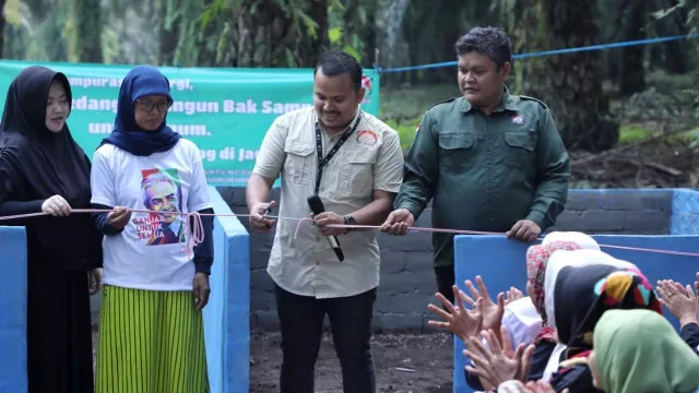 Ajak Hidup Bersih, Ganjar Muda Padjadjaran Bangun Bak Sampah di Subang - GenPI.co Ajak Hidup Bersih, Ganjar Muda Padjadjaran Bangun Bak Sampah di Subang - GenPI.co