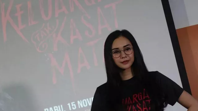 Aura Kasih Ngaku Berat Jadi Janda, Bingung Mantan Suami Tak Pernah Jenguk Anak - GenPI.co