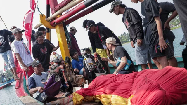 Sukseskan Pesta Laut Carita, Des Ganjar Beber Harapannya ke Nelayan - GenPI.co