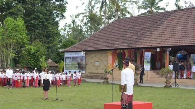 Meriahkan HUT ke-78 RI, Sukarelawan Bakti BUMN Upacara di Desa Penglipuran Bali - GenPI.co