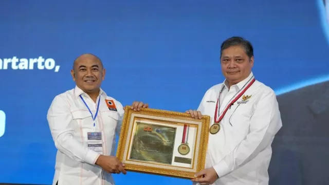 Airlangga Hartarto Raih Tokoh Transformasi Industri pada BKTI PII Award - GenPI.co