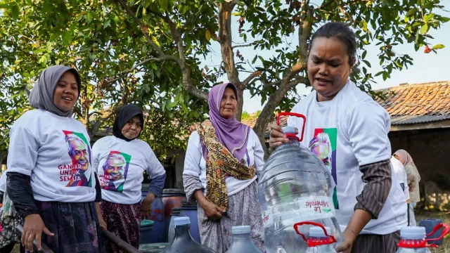 Wajah Ceria Warnai Warga Serang Seusai Terima Air Bersih Sukarelawan Ganjar - GenPI.co