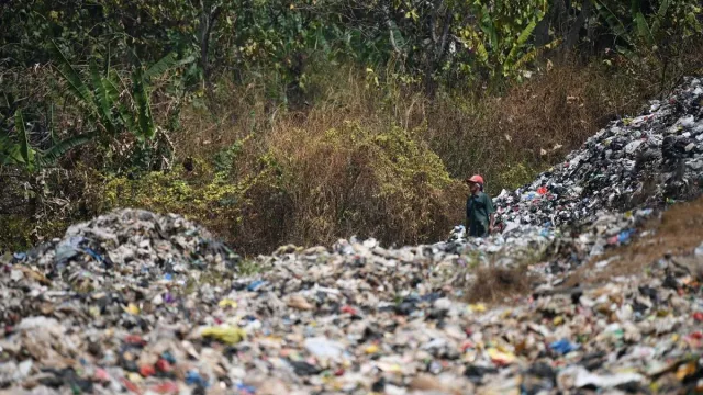 Jabar Fokus Soal Pengelolaan Sampah, Bey Machmudin: Sudah Darurat Sekali - GenPI.co
