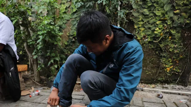Ganjar Muda Padjadjaran Beri Sepatu Gratis, Driver Ojol Senang Bukan Main - GenPI.co