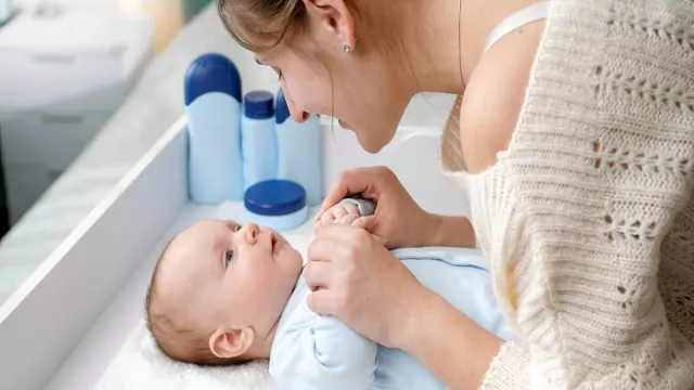 3 Minyak Alami Terbaik untuk Merawat Rambut Bayi - GenPI.co