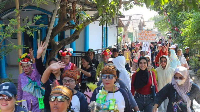 Ganjaran Buruh Berjuang Meriahkan Karnaval Budaya Cirebonan, Ada Ribuan Orang! - GenPI.co
