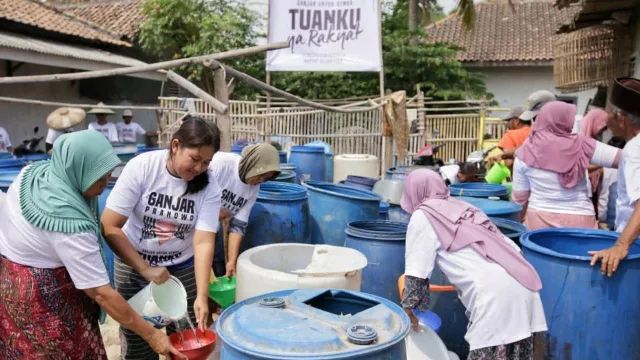 Srikandi Ganjar Jadi Pahlawan Warga Serang Berkat Air Bersih Gratis - GenPI.co