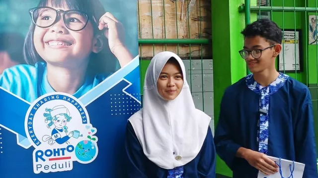 Rohto Berbagi Kacamata Gratis untuk Pelajar SD dan SMP - GenPI.co