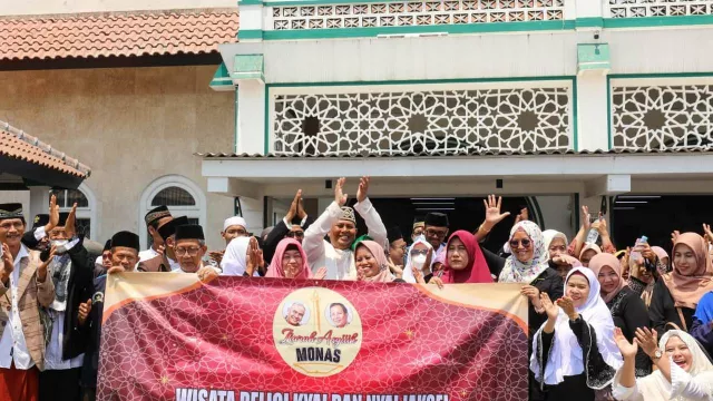 Dukung Ganjar Pranowo-Mahfud MD, Kiai dan Nyai Ziarah ke Makam Keramat - GenPI.co