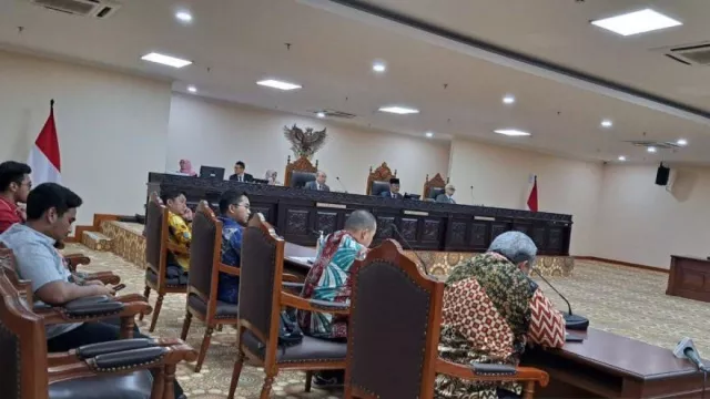 Denny Indrayana Minta MKMK Kaji Ulang Putusan Batas Usia Capres dan Cawapres - GenPI.co