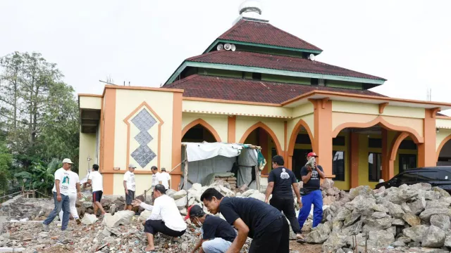 Bantu Warga Serang, Ganjar Untuk Semua Gotong Royong Bangun Masjid - GenPI.co