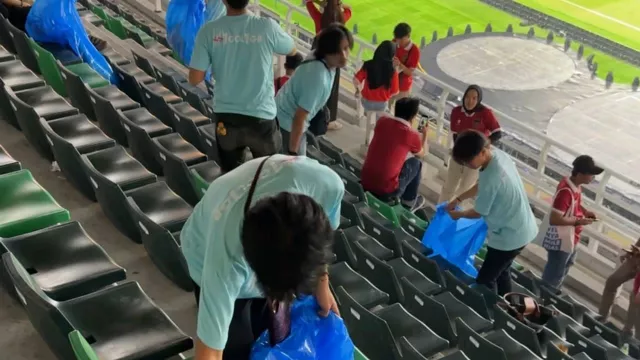Salut! Suporter Indonesia Bersih-Bersih Stadion Gelora Bung Tomo Surabaya Setelah Nonton Timnas - GenPI.co
