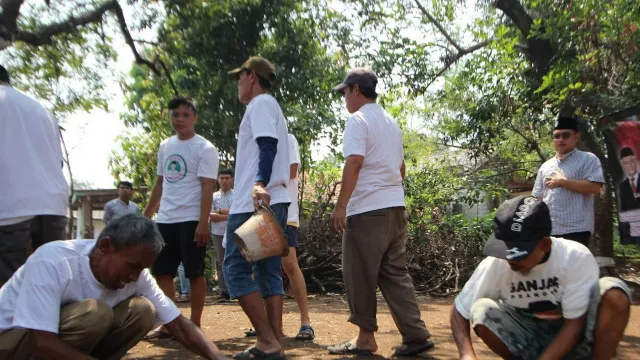 Tingkatkan Ekonomi Desa Klapanunggal, Santri Dukung Ganjar Renovasi Jalan - GenPI.co
