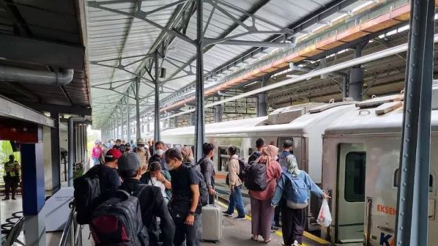 Mau Liburan Naik Kereta? Simak Aturan Barang Bawaan Penumpang - GenPI.co