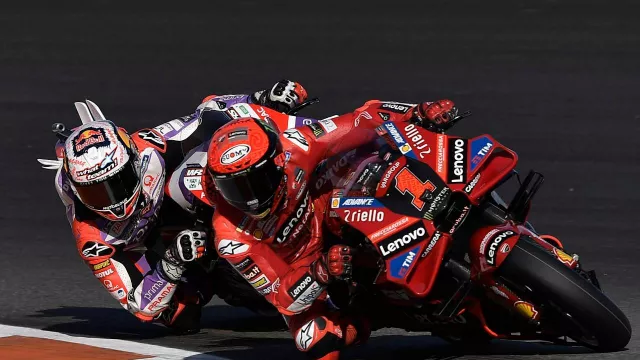 Jatuh dan Bikin Bagnaia Juara MotoGP 2023, Jorge Martin Menangis - GenPI.co