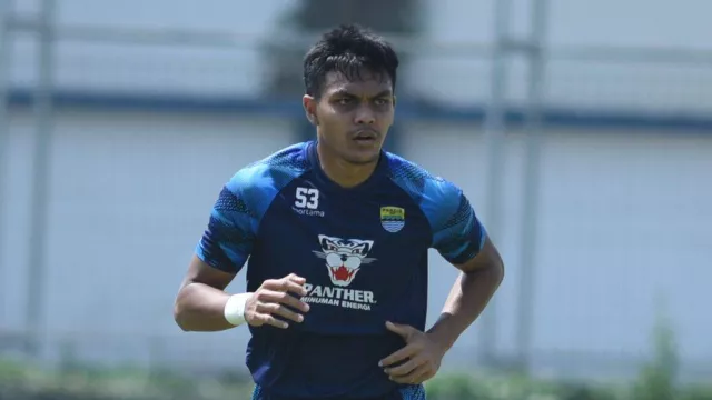 Pulih dari Cedera, Pemain Persib Bandung Rachmat Irianto Kembali Berlatih - GenPI.co