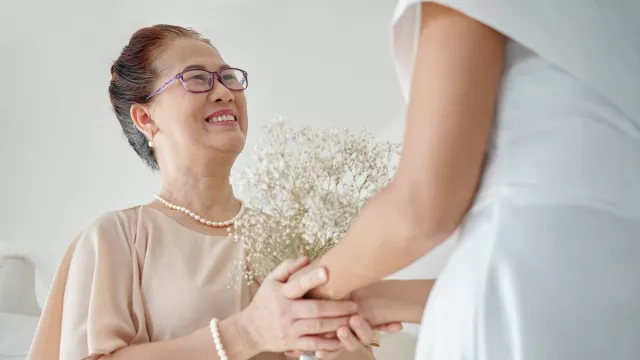 5 Cara Membangun Hubungan yang Baik dengan Mertua - GenPI.co