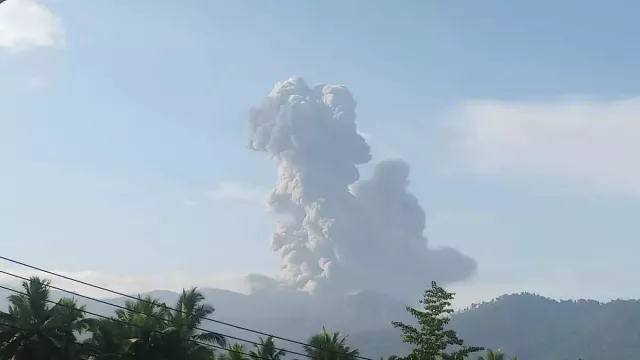 Gunung Dukono di Halmahera Erupsi, Lontarkan Abu Vulkanik Setinggi 2,8 Km - GenPI.co