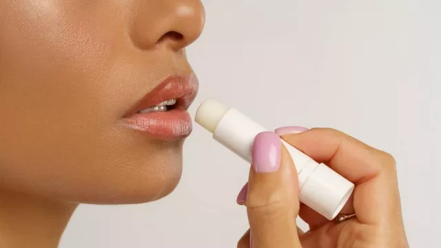 3 Resep Bikin Lipbalm Sendiri di Rumah, Bye Bye Bibir Kering dan Pecah-pecah - GenPI.co