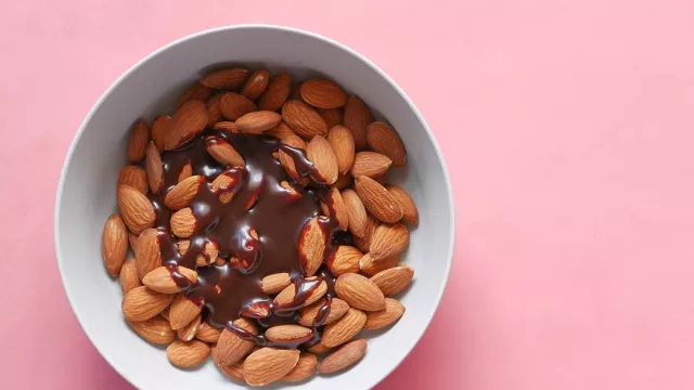 Awali Hari dengan Semangkuk Cokelat Almond yang Lezat untuk Menu Sarapan - GenPI.co