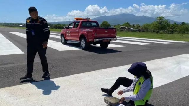Dampak Erupsi Gunung Lewotobi Laki-Laki di Flores Timur, Bandara Frans Seda Maumere Ditutup Sementara - GenPI.co