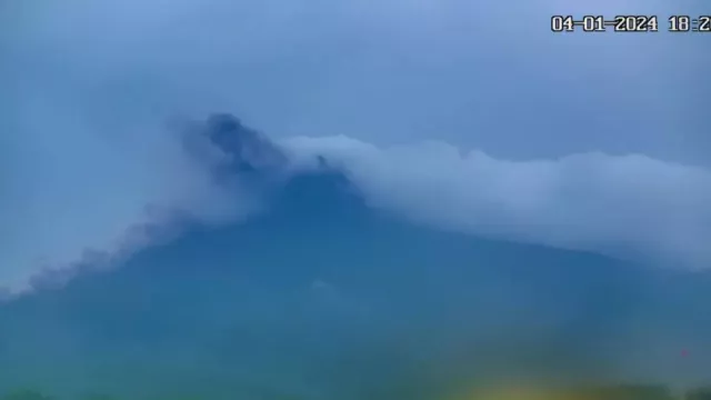 Gunung Merapi Muntahkan Awan Panas Sejauh 1,8 Km - GenPI.co Gunung Merapi Muntahkan Awan Panas Sejauh 1,8 Km - GenPI.co