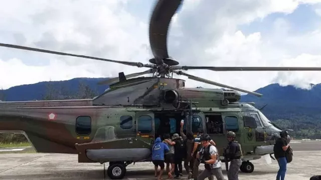Jenazah Prajurit TNI Gugur saat Kontak Tembak dengan KKB Papua Dievakuasi - GenPI.co