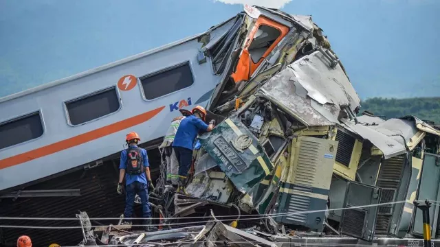 Basarnas Ungkap Sulitnya Evakuasi Korban Kecelakaan Kereta di Bandung, Butuh 12 Jam! - GenPI.co